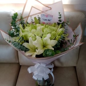 Bouquet por 24 rosas y 10 varas de lirio