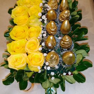 Caja con 12 rosas y 10 fresas achocolatadas