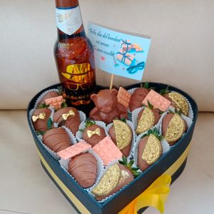 Caja delux con oso de chocolate, fresas achocolatadas decoradas y cerveza personalizada
