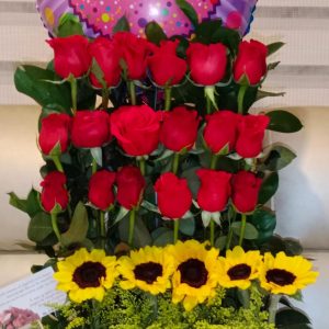 Arreglo por 18 rosas, minigirasol, 10 fresas achocolatadas y globo metalizado grande