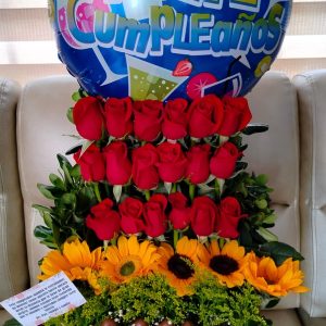 Arreglo por 18 rosas, minigirasol, 10 fresas achocolatadas y globo metalizado grande