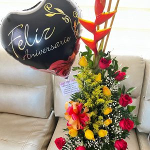 Arreglo feliz aniversario con rosas y heliconia