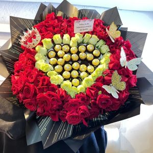 Bouquet con 24 chocolates ferrero, 150 rosas, corona y mariposas