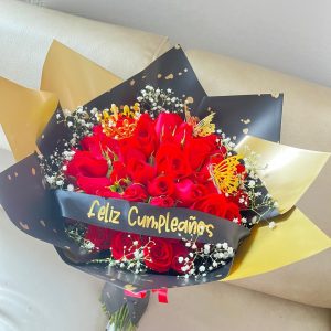 Bouquet por 50 rosas con cinta personalizada, corona y mariposas