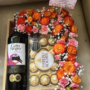 Caja de minirosas, vino gato negro y ferrero por 12 unidades