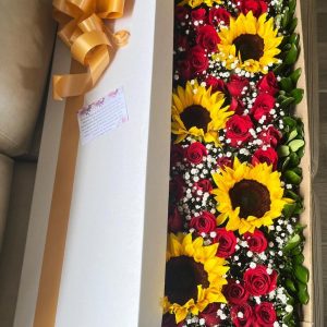 Caja grande con 5 girasoles, llena de rosas y ferrero por 8 unidades