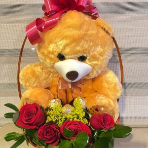 Canasta de oso con ferrero y 4 rosas