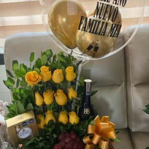 Canasta frutal, con ferrero por 4 unidades, media botella de baileys y globo burbuja personalizado