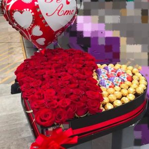 Corazón de 100 rosas, 50 ferrero y 8 huevos kinder