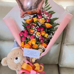 Jarrón con minirosas, peluche, ferrero por 3, y globo