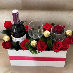 Caja de 12 rosas, 4 ferrero, botella de vino y copa